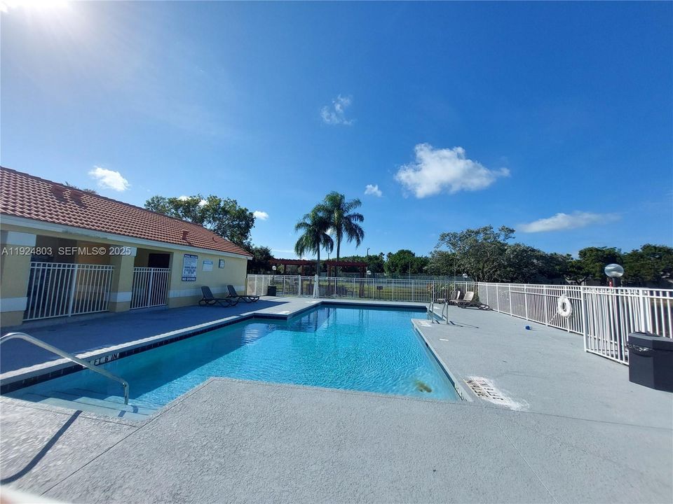 For Sale: $295,000 (2 beds, 2 baths, 1105 Square Feet)