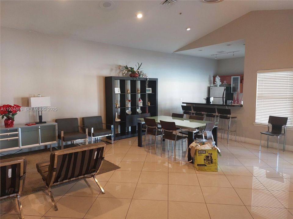 For Sale: $295,000 (2 beds, 2 baths, 1105 Square Feet)