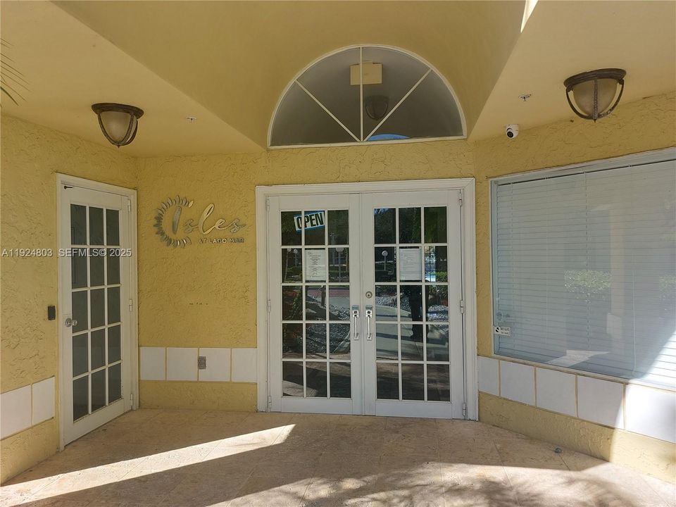 For Sale: $295,000 (2 beds, 2 baths, 1105 Square Feet)