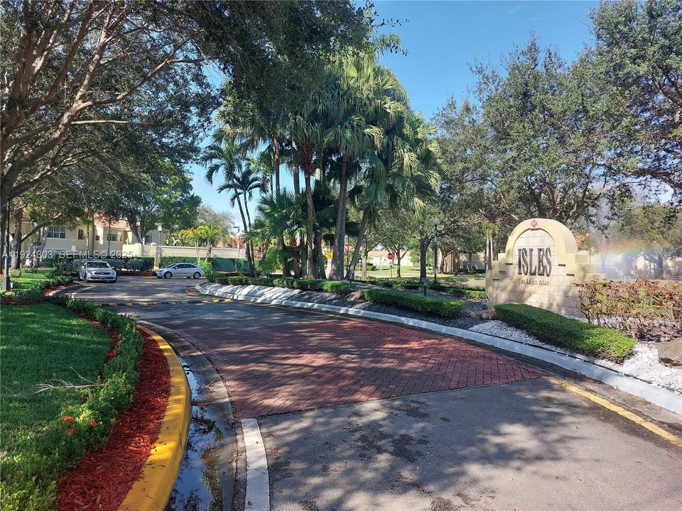 For Sale: $295,000 (2 beds, 2 baths, 1105 Square Feet)