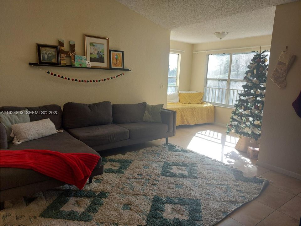 For Sale: $295,000 (2 beds, 2 baths, 1105 Square Feet)