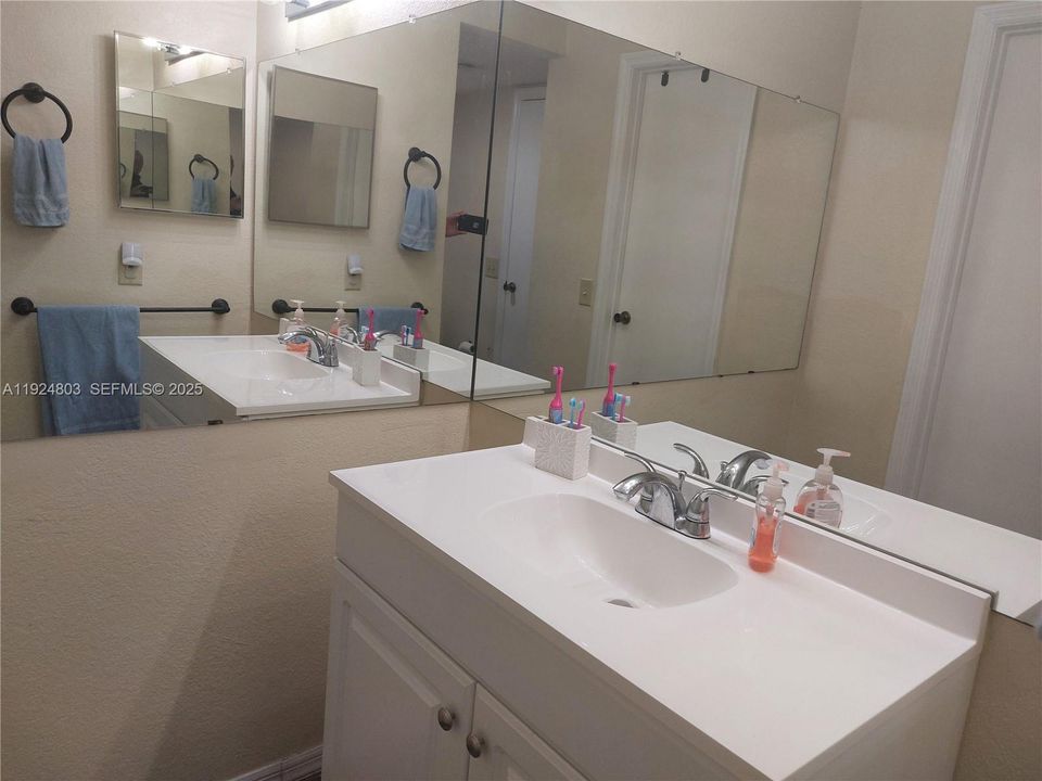 For Sale: $295,000 (2 beds, 2 baths, 1105 Square Feet)