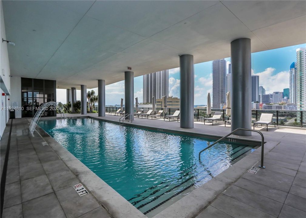 В аренду: $2,700 (0 спален, 1 ванн, 588 Квадратных фут)