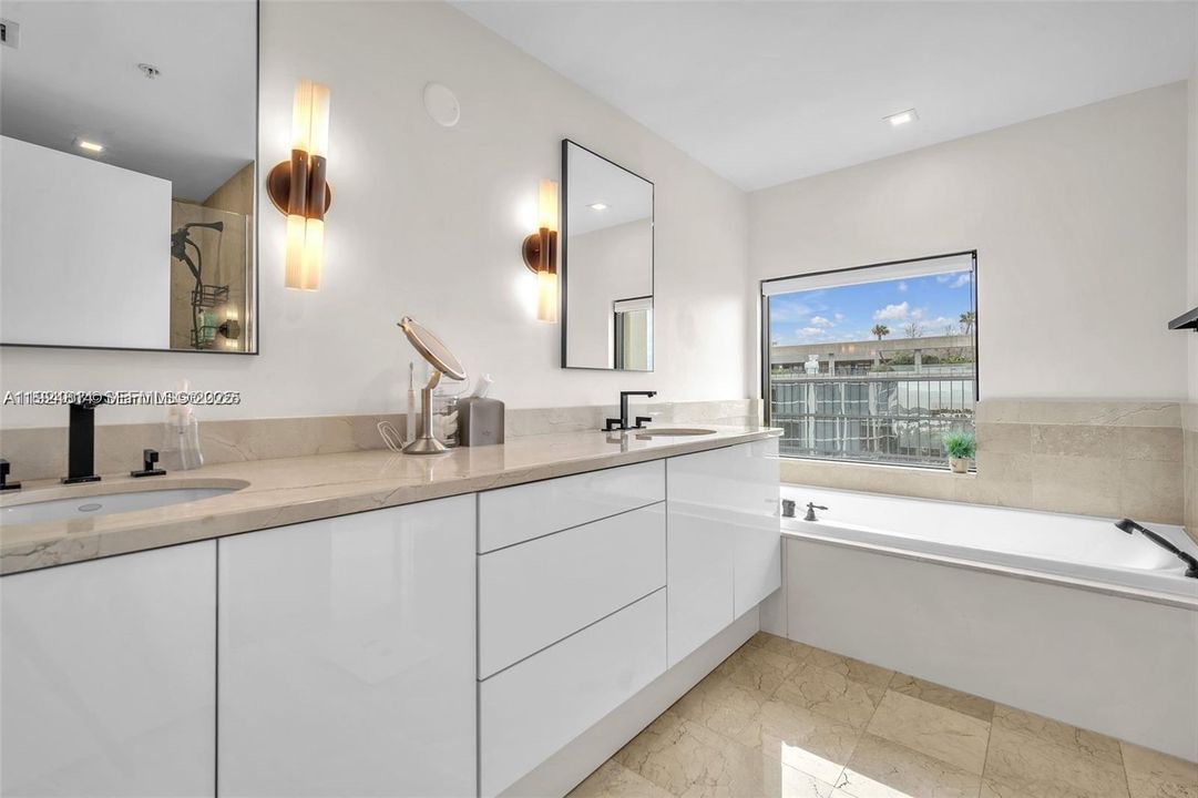 For Sale: $1,750,000 (2 beds, 2 baths, 1540 Square Feet)