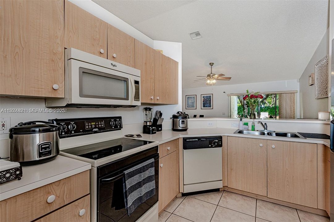 В аренду: $3,600 (3 спален, 2 ванн, 1438 Квадратных фут)