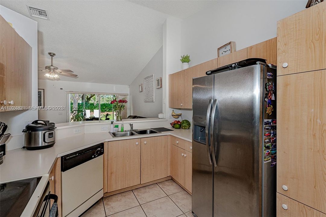 В аренду: $3,600 (3 спален, 2 ванн, 1438 Квадратных фут)