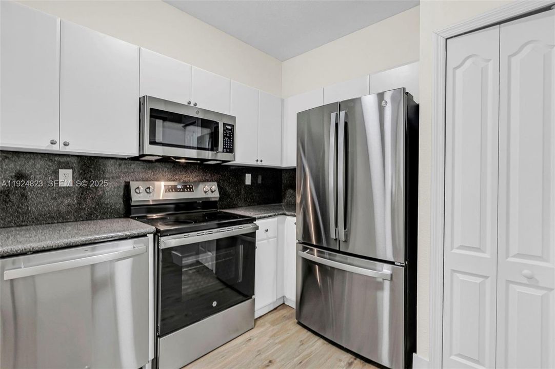 For Rent: $2,375 (2 beds, 2 baths, 1130 Square Feet)