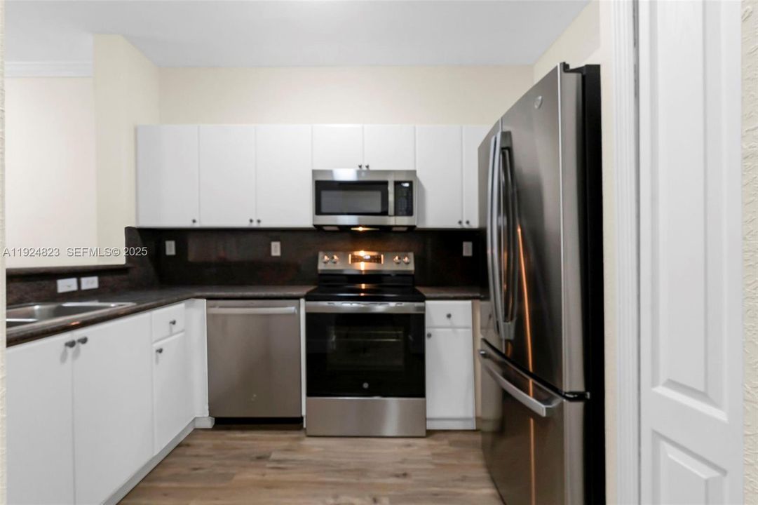 For Rent: $2,375 (2 beds, 2 baths, 1130 Square Feet)