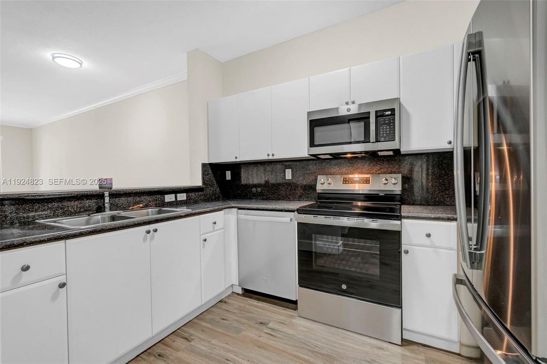 For Rent: $2,375 (2 beds, 2 baths, 1130 Square Feet)