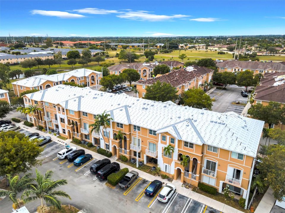 For Rent: $2,375 (2 beds, 2 baths, 1130 Square Feet)