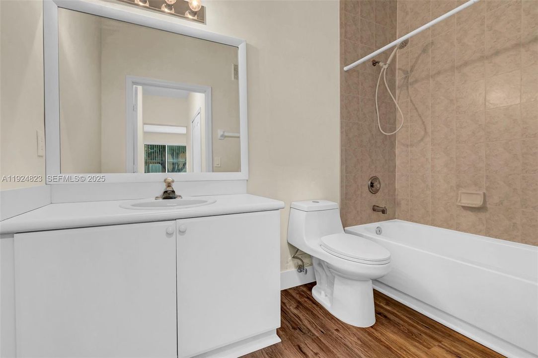 For Rent: $2,375 (2 beds, 2 baths, 1130 Square Feet)