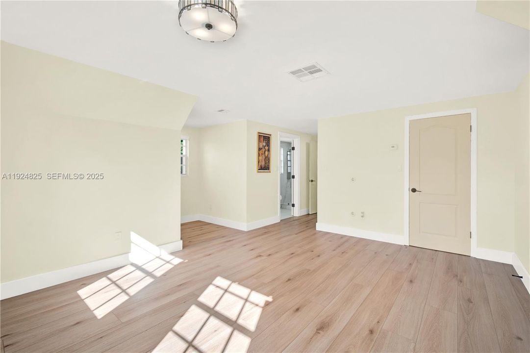 For Sale: $875,000 (4 beds, 2 baths, 1932 Square Feet)