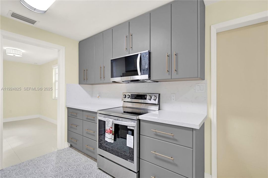 For Sale: $875,000 (4 beds, 2 baths, 1932 Square Feet)