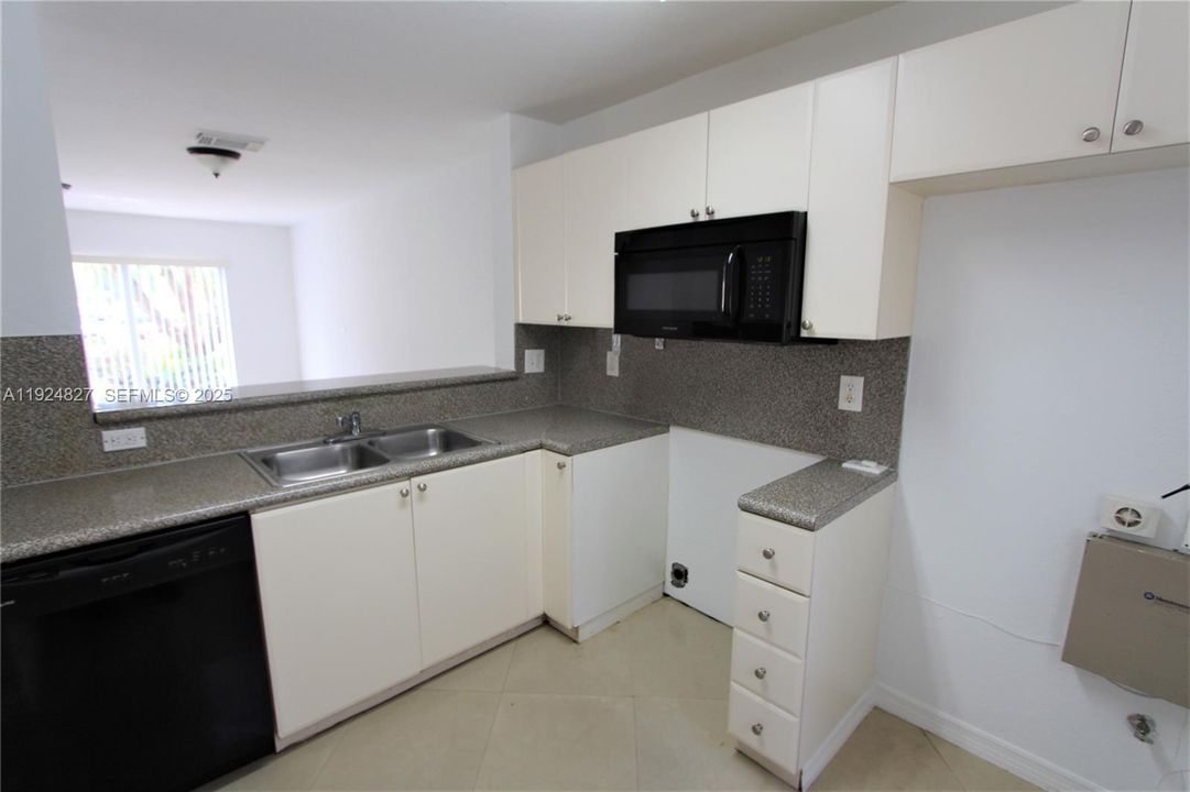 For Rent: $2,500 (3 beds, 2 baths, 1458 Square Feet)