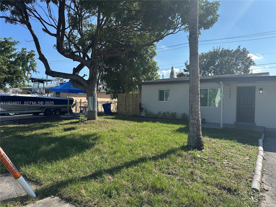 For Rent: $2,900 (3 beds, 1 baths, 888 Square Feet)