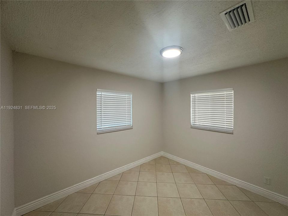 For Rent: $2,900 (3 beds, 1 baths, 888 Square Feet)