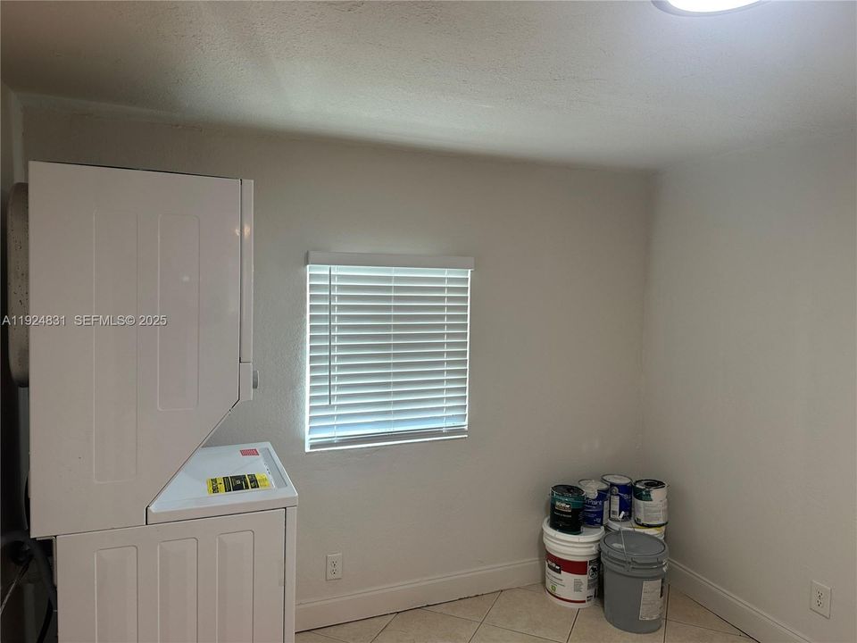 For Rent: $2,900 (3 beds, 1 baths, 888 Square Feet)