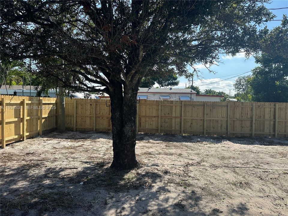 For Rent: $2,900 (3 beds, 1 baths, 888 Square Feet)