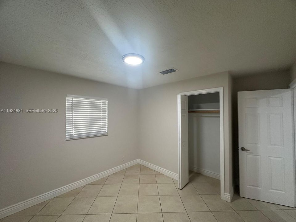 For Rent: $2,900 (3 beds, 1 baths, 888 Square Feet)