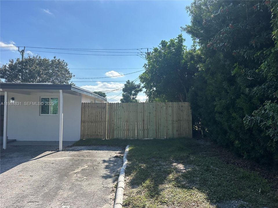 For Rent: $2,900 (3 beds, 1 baths, 888 Square Feet)