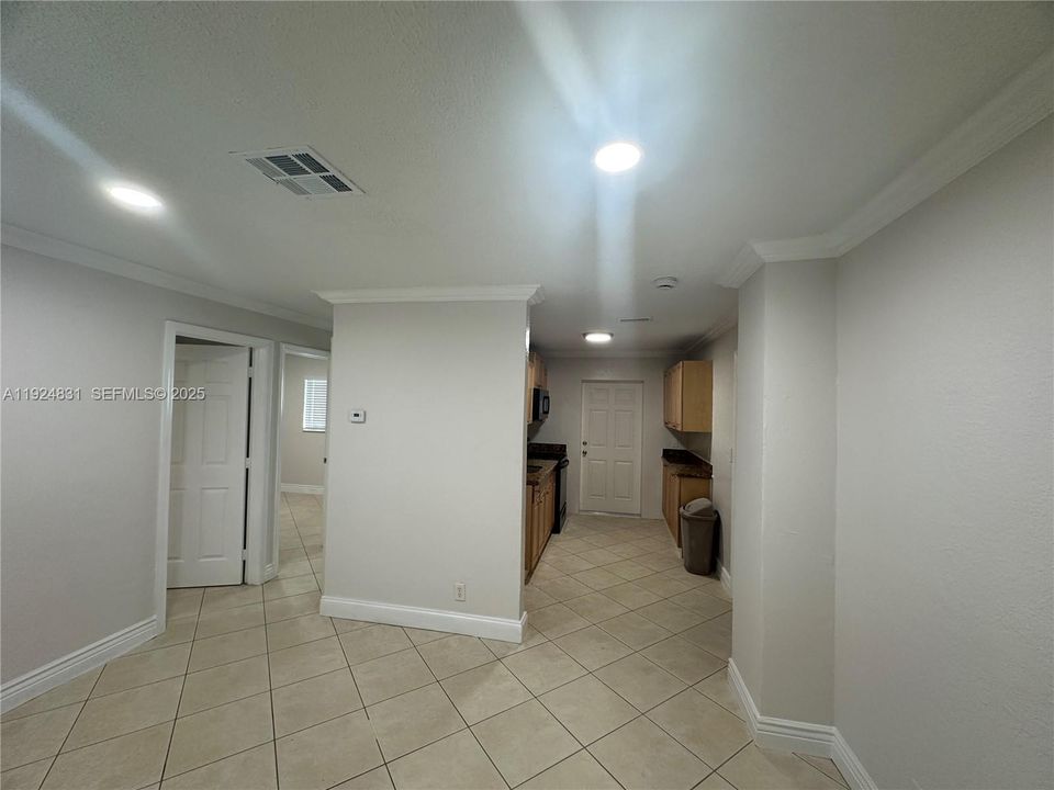For Rent: $2,900 (3 beds, 1 baths, 888 Square Feet)