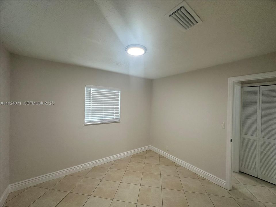 For Rent: $2,900 (3 beds, 1 baths, 888 Square Feet)