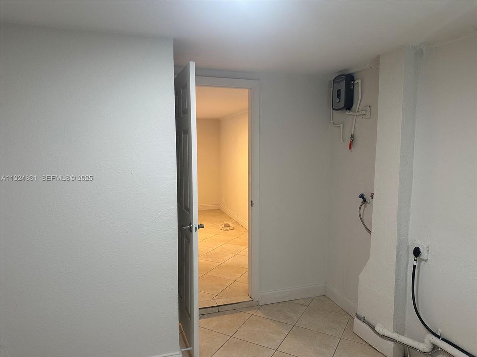 For Rent: $2,900 (3 beds, 1 baths, 888 Square Feet)