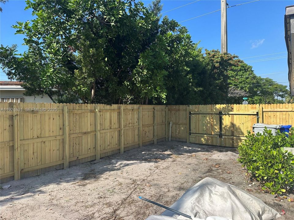 For Rent: $2,900 (3 beds, 1 baths, 888 Square Feet)