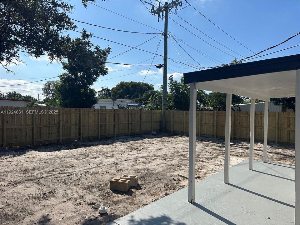 For Rent: $2,900 (3 beds, 1 baths, 888 Square Feet)