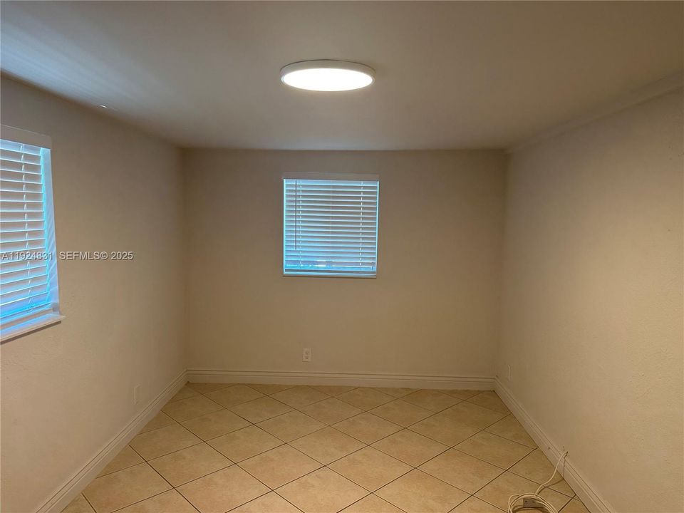 For Rent: $2,900 (3 beds, 1 baths, 888 Square Feet)