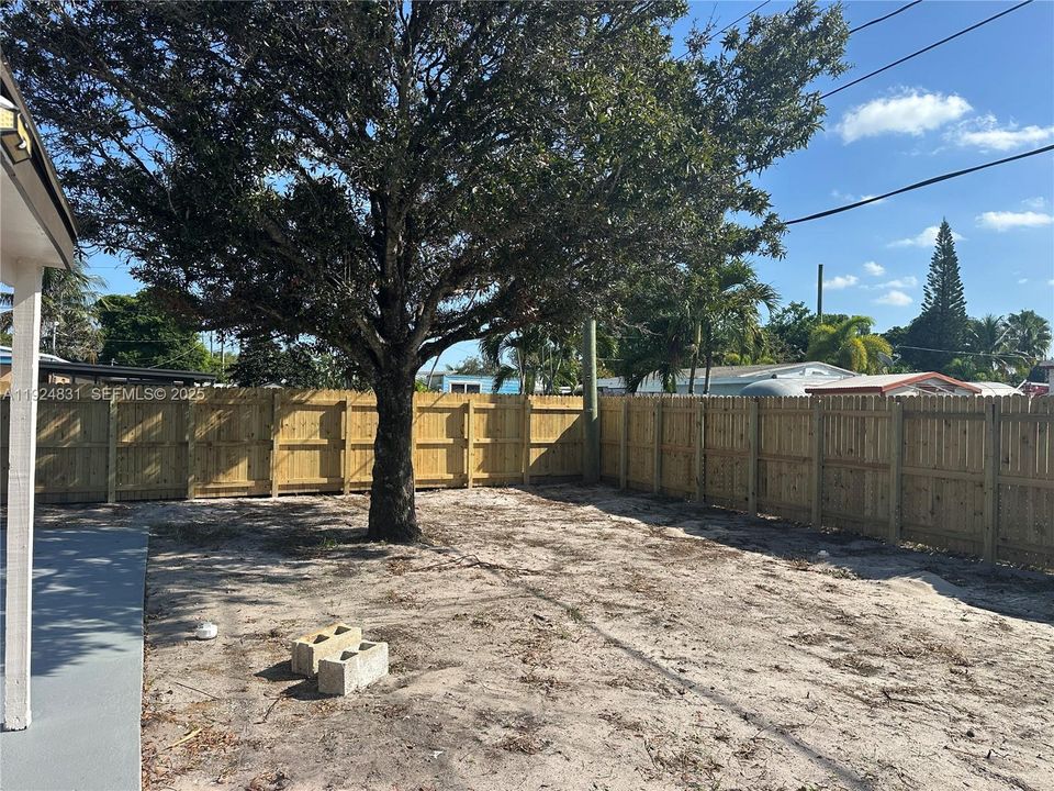 For Rent: $2,900 (3 beds, 1 baths, 888 Square Feet)