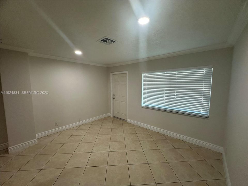 For Rent: $2,900 (3 beds, 1 baths, 888 Square Feet)
