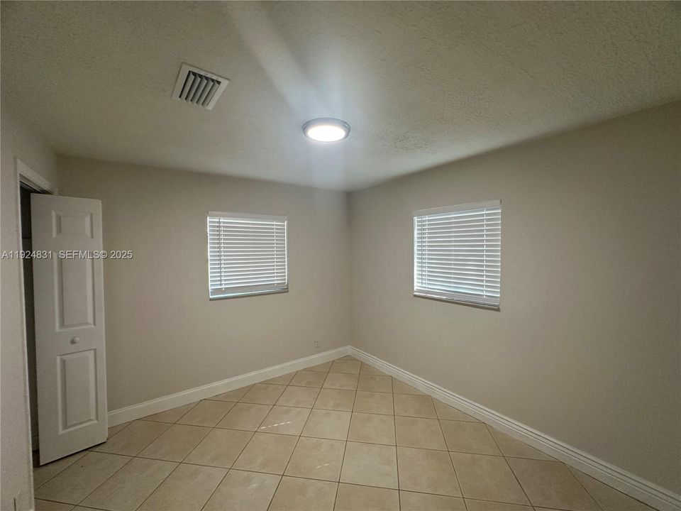 For Rent: $2,900 (3 beds, 1 baths, 888 Square Feet)