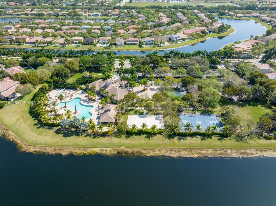 For Sale: $905,000 (4 beds, 2 baths, 2836 Square Feet)