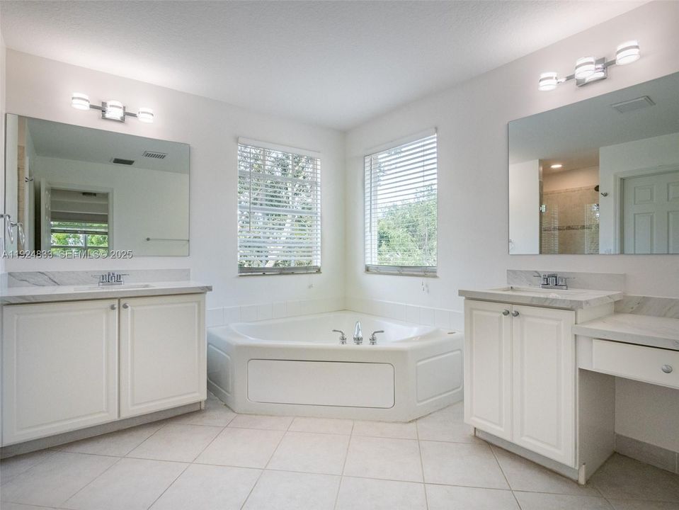 For Sale: $905,000 (4 beds, 2 baths, 2836 Square Feet)