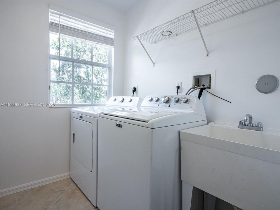 For Sale: $905,000 (4 beds, 2 baths, 2836 Square Feet)