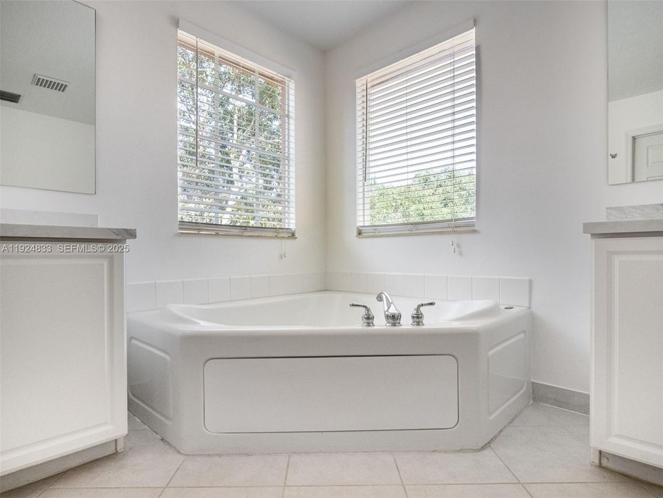 For Sale: $905,000 (4 beds, 2 baths, 2836 Square Feet)