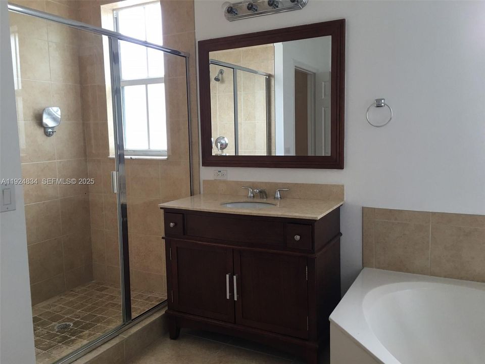 En Renta: $3,800 (3 camas, 3 baños, 2001 Pies cuadrados)