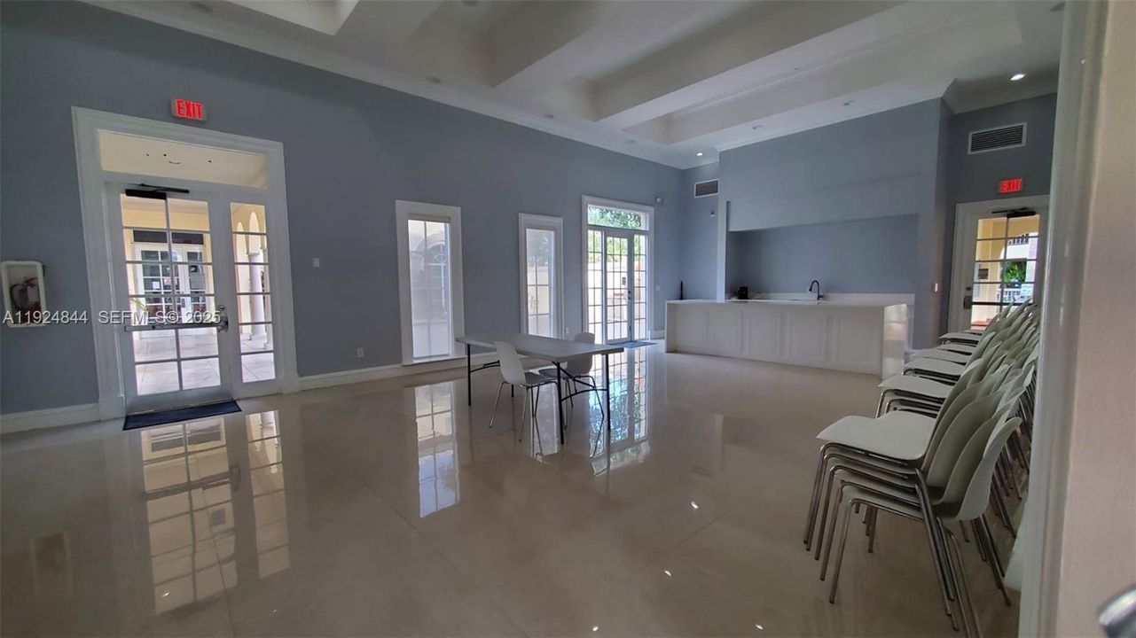 For Rent: $1,890 (1 beds, 1 baths, 710 Square Feet)