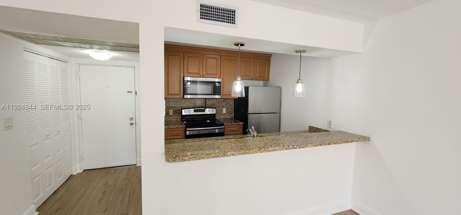 For Rent: $1,890 (1 beds, 1 baths, 710 Square Feet)