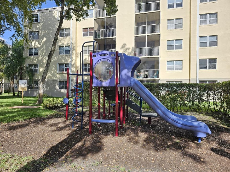 For Rent: $1,890 (1 beds, 1 baths, 710 Square Feet)