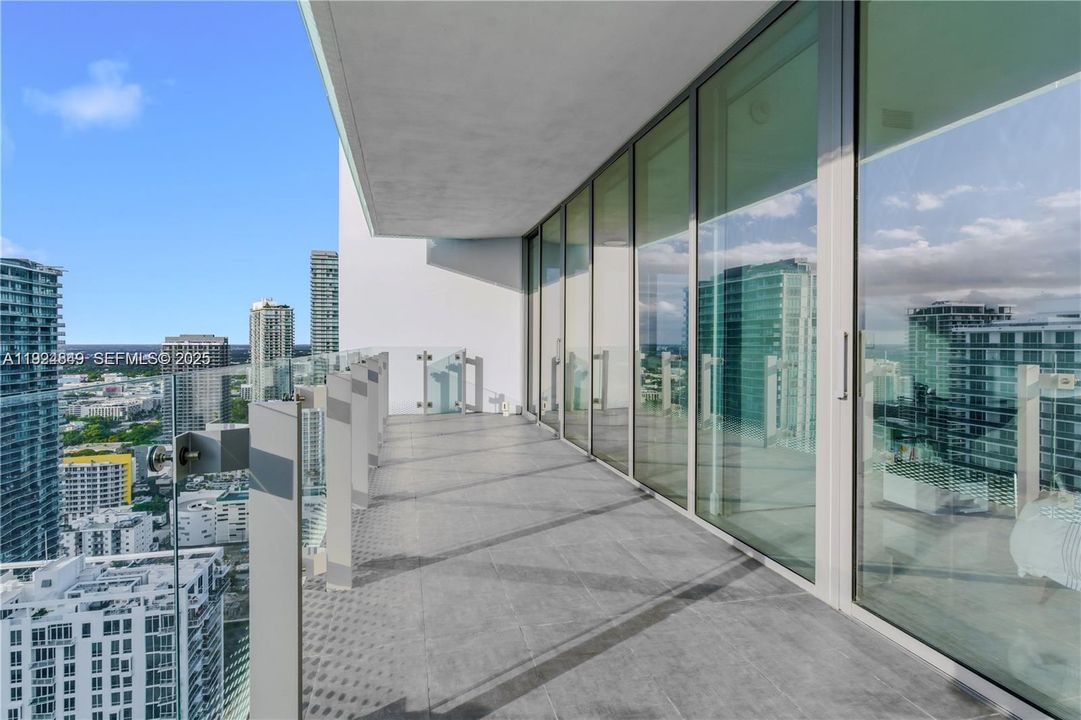 На продажу: $1,295,000 (2 спален, 2 ванн, 1105 Квадратных фут)