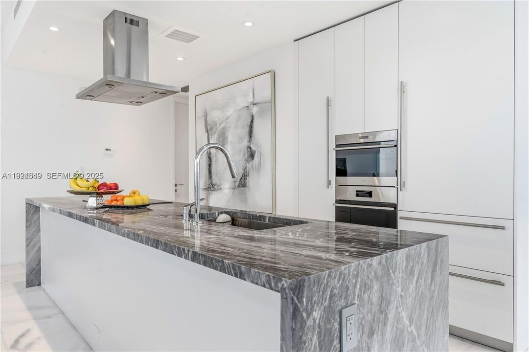 На продажу: $1,295,000 (2 спален, 2 ванн, 1105 Квадратных фут)