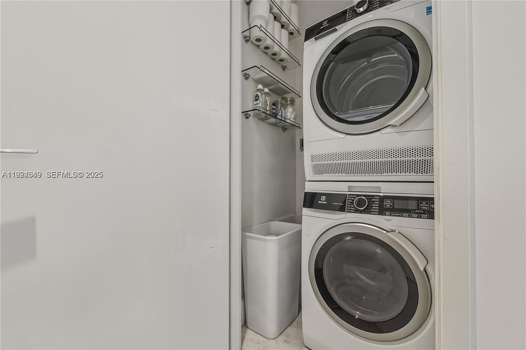 На продажу: $1,295,000 (2 спален, 2 ванн, 1105 Квадратных фут)