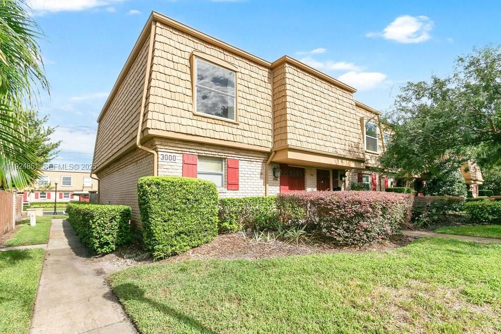 Beautiful corner-unit townhome