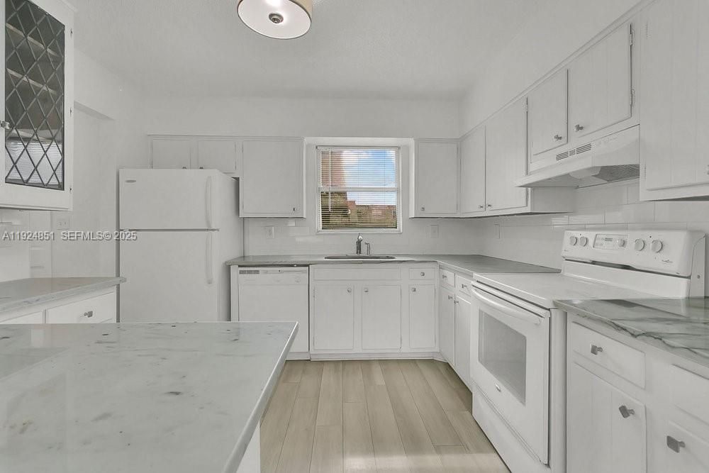 Granite counters and ample stotage