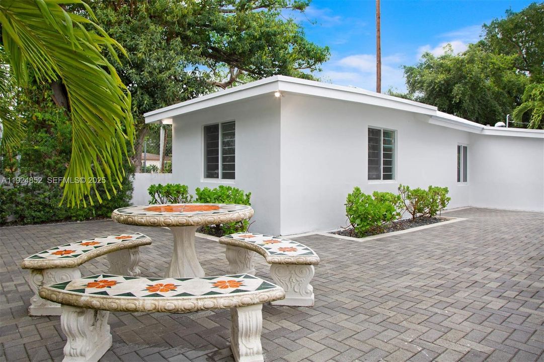 For Rent: $2,250 (1 beds, 1 baths, 568 Square Feet)