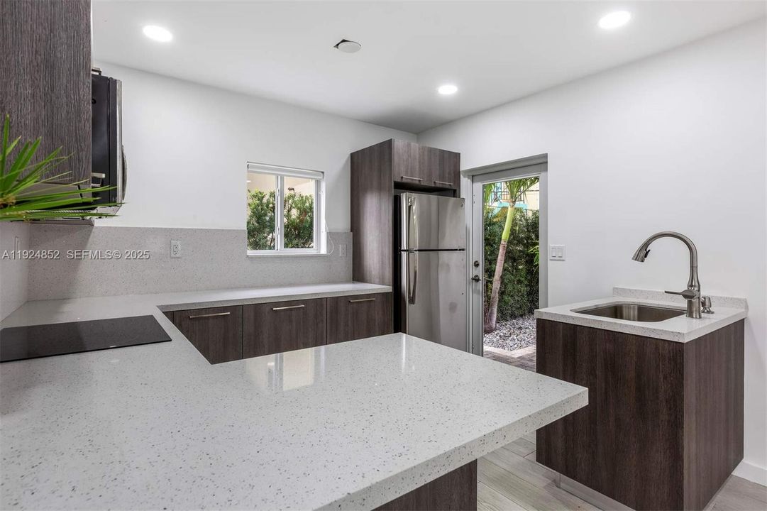 For Rent: $2,250 (1 beds, 1 baths, 568 Square Feet)