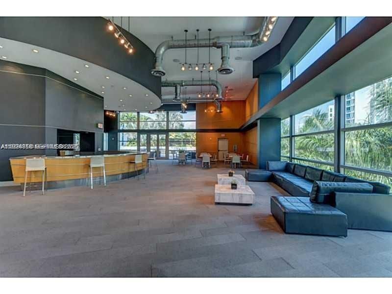 En Renta: $6,599 (3 camas, 3 baños, 1869 Pies cuadrados)