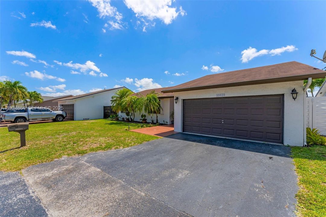 Active With Contract: $717,000 (4 beds, 2 baths, 1810 Square Feet)